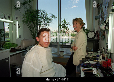 Lee Evans Comedian Actor October 98 At the LWT Studio s in London with London Tonight Presenter Mary Nightingale having make up Stock Photo