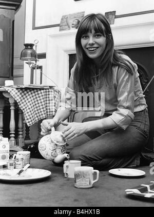 Jane Birkin English actress pop singer at home 1971 pouring tea Stock Photo