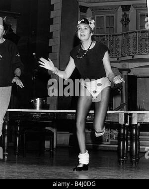 Sue Pollard actress learning to dance Stock Photo