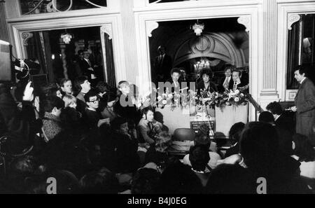 Elizabeth Taylor actress at a press conference at the London Palladium to publicise her play Little Foxes Stock Photo