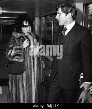 Elizabeth Taylor with husband John Warner in London December 1977 arriving at Heathrow airport Stock Photo