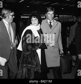 Elizabeth Taylor and husband John Warner in London Decemeber 1976 arriving at Heathrow Airport Stock Photo