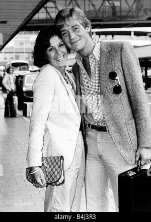 Anthony Andrews Actor with his wife Georgina at the airport June 1981 DBase MSI Stock Photo