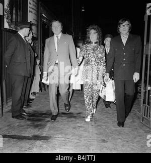 Elizabeth Taylor and Richard Burton Oct 1970 arrive at Brighon Station They are to start filming new fil at Brighton Pier LFEY003 Dame Elizabeth Taylor Collection Stock Photo