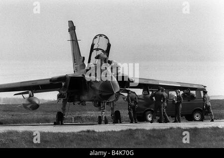 RAF Panavia Tornado GR1 Aug 1987 is prepared for flight by it s ground crew LFEY003 Flight100 Mirrorpix Stock Photo