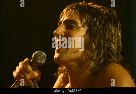 Rod Stewart in Concert Bright light Rock Star Pop Star On Stage performing live concert Music Concert Singer Singing into microphone 1970s Mirrorpix Howard Barcow CL13 366 22 Stock Photo