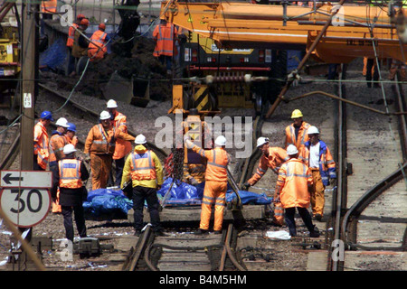 Carriage From The Potters Bar Rail Crash Is Lifted From The Tracks UK   Potters Bar Rail Crash May 2002 Train Accident Poters Bar Rail Crash B4m5hm 