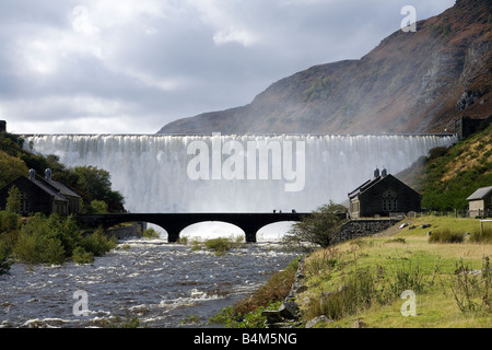 Caban Coch Dam, Elan Valley, Powys, Wales - In full flow Stock Photo