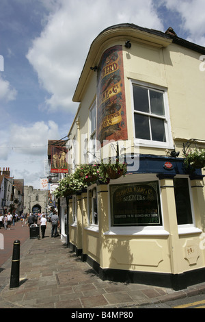 City of Canterbury, England. Cricketers Pub in Canterbury’s St Peters Street with the Gatehouse Towers Museum in the background. Stock Photo