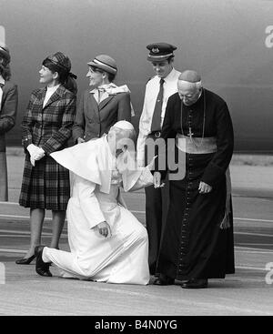 Pope John Paul II at Cardiff airport on his visit to Wales kneels down to kiss the ground Stock Photo