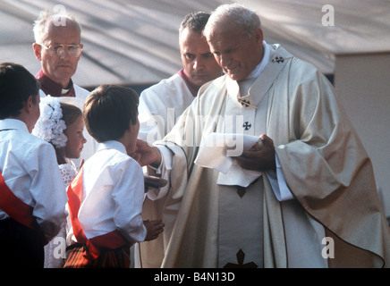 Pope John Paul II gives Holy Communion at Bellahouston Park in Glasgow Scotland Stock Photo