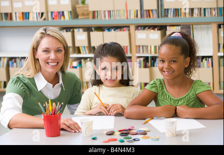 Portrait of art students sitting in row and painting at easels in art  studio, focus on smiling adult woman enjoying work in center, copy space  Stock Photo - Alamy