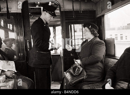 1930s 1940s MEN AND WOMEN WAITING AT BUS STOP CITY CENTRAL PARK PRACA DA SE  SAO PAULO BRAZIL - r12514 PAL001 HARS MALES BUILDINGS PEDESTRIANS  TRANSPORTATION B&W SOUTH AMERICA SHOPPERS SOUTH AMERICAN