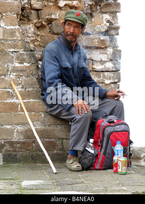 A Chinese native in a Chairman Mao cap on the Great Wall of China Stock Photo