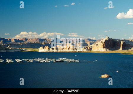 Sandstone formations on Lake Powell in the Glen Canyon National Recreation Area Houseboats and excursion boats docked Stock Photo