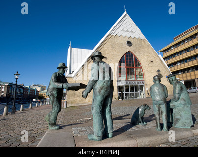 Bronze sculpture of fish market workers outside Feskekorka fish market building in central Gothenburg Sweden Stock Photo