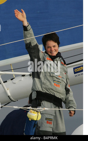 Round the World Yachtswoman Ellen MacArthur arriving in Falmouth hours after smashing the solo round the world record 71 days 14 hours 18 minutes 33 seconds Waving at the crowds ecard08 Stock Photo