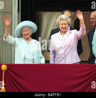 Queen Mother 100th Birthday Celebrations August 2000 on Buckingham Palace Balcony looking out at crowd Queen Mother Queen Elizabeth II Stock Photo