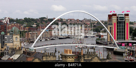 Tall Ships Race July 2005 Crowds across the Millennium Bridge and on Newcastle and Gateshead quaysides view the competitors in the race Stock Photo