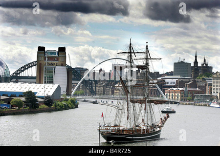 Tall Ships Race July 2005 The first of the tall ships Eye Of The Wind from Kent arrives on Newcastle s Quayside ahead of the tall ships race Stock Photo