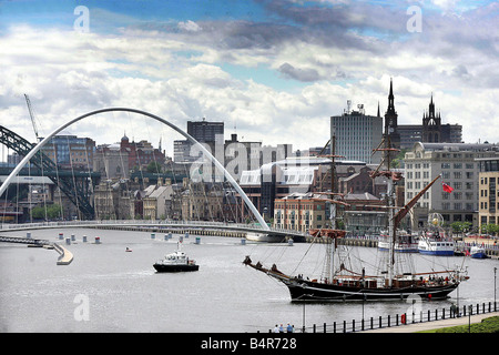 Tall Ships Race July 2005 The first of the tall ships Eye Of The Wind from Kent arrives on Newcastle s Quayside ahead of the tall ships race Stock Photo