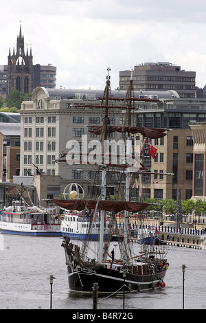 Tall Ships Race July 2005 The first of the tall ships Eye Of The Wind from Kent arrives on Newcastle s Quayside ahead of the tall ships race Stock Photo