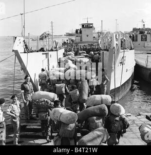 Suez Crisis 1956 850 soldiers of the 1st Bt Royal Fussiliers preparing to embark on the troop ship Dilwara which took 2000 British troops out of Egypt Stock Photo
