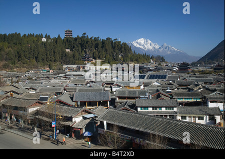 China, Yunnan Province, Lijiang, Old Town, Rooftops and Jade Dragon Snow Mountain Stock Photo