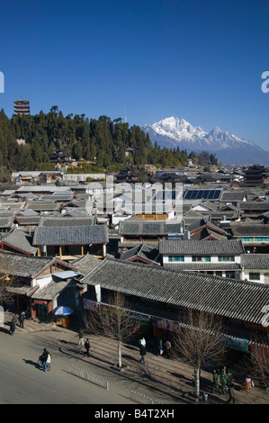 China, Yunnan Province, Lijiang, Old Town, Rooftops and Jade Dragon Snow Mountain Stock Photo