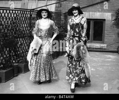 Two models in 1940s fashion hi-res stock photography and images - Alamy