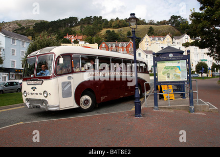 the great orme tour and marine drive bus leaving the stop along the parade north shore llandudno conway clwyd north wales uk Stock Photo