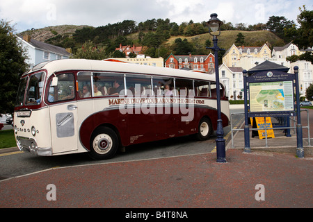 the great orme tour and marine drive bus leaving the stop along the parade north shore llandudno conway clwyd north wales uk Stock Photo