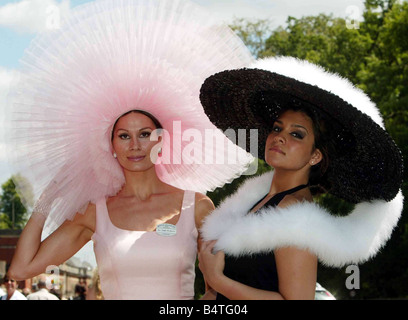 Isabelle Kristiansen with her daughter Sophie at Ascot horse racing races fashion big pink hat black hat stylish posh high society June 2004 2000s Mirrorpix Stock Photo