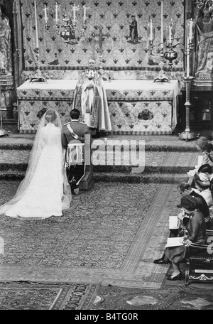 The wedding of Princess Anne and Capt Mark Phillips at Westinster Abbey 14 November 1973 The couple at the alter Stock Photo