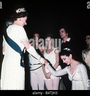 Queen Elizabeth II 1977 Silver Jubilee Gala Dame Margot Fonteyn curtsies to the Queen as Rudolf Nureyev looks on at Covent Garden Stock Photo