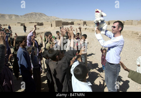 Actor Neil Morrissey pictured in Afghanistan with the No Strings charity teaching mine awareness using puppets June 2003 Pictured with children from the Shaidayee Refugee Camp Stock Photo