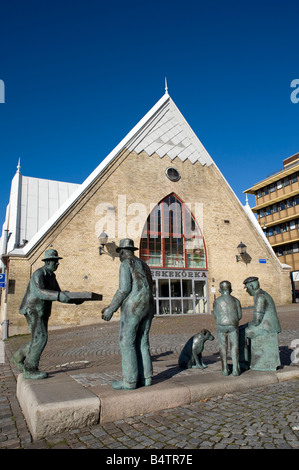 Bronze sculpture of fish market workers outside Feskekorka fish market building in central Gothenburg Sweden Stock Photo