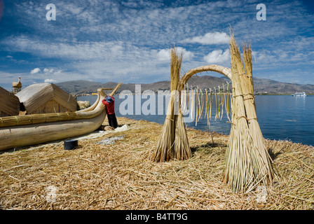 How To Build A Reed Raft A man builds a reed raft on Lake Titicaca Peru Stock Photo - Alamy