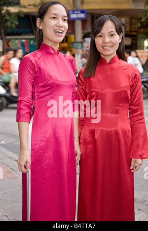 Traditional vietnamese dress hi-res stock photography and images - Alamy