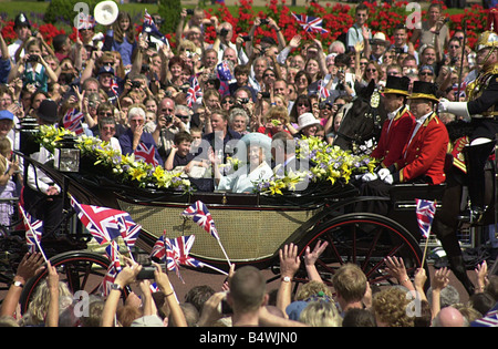 Queen Mother 100th Birthday Celebrations August 2000 Crowd alongside The Mall watch cheer as the Queen Mother with Prince Charles drive down The Mall towards Buckingham Palace from Clarence House in horse drawn carriage Stock Photo