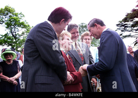 Prince Charles Visits Northern Ireland June 2000 Thelma Johnston whose son was murdered in Lurgan in 1997 meets HRH Prince Charles and Northern Ireland Secretary of State Peter Mandelson Stock Photo