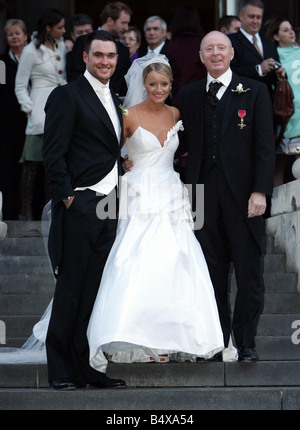 Jasper Carrot s daughter Lucy Davis gets married at St Pauls Cathedral London Guests and Showbiz friends arrived on five red London buses 9th December 2006 Stock Photo