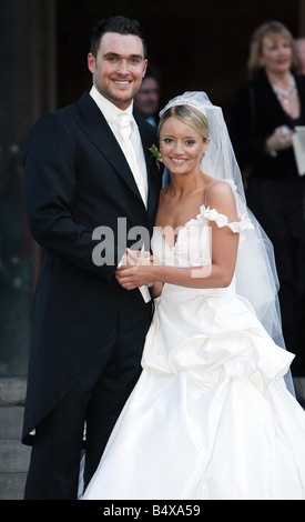 Jasper Carrot s daughter Lucy Davis gets married at St Pauls Cathedral London Guests and Showbiz friends arrived on five red London buses 9th December 2006 Stock Photo