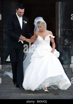 Jasper Carrot s daughter Lucy Davis gets married at St Pauls Cathedral London Guests and Showbiz friends arrived on five red London buses 9th December 2006 Stock Photo