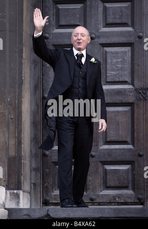 Jasper Carrot s daughter Lucy Davis gets married at St Pauls Cathedral London Guests and Showbiz friends arrived on five red London buses 9th December 2006 Stock Photo