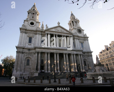 Jasper Carrot s daughter Lucy Davis gets married at St Pauls Cathedral London Guests and Showbiz friends arrived on five red London buses 9th December 2006 Stock Photo