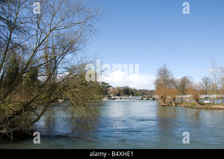 The weir pool at Pangbourne on the river Thames Stock Photo