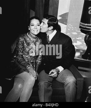 Film On Her Majesty s Secret Service 1968 George Lazenby as James Bond 007 with Diana Rigg Stock Photo