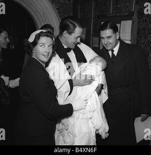 Colin Cowdrey and his wife Penny Chiesman with thier baby daughter Carorlyn  and son christopher 1961 1961 Stock Photo - Alamy