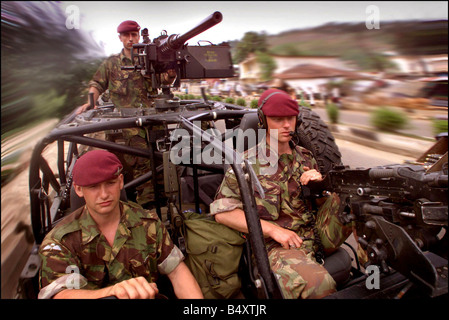 Paratroopers May 2000 from the British RAPID REACTION FORCE patrol in Freetown today Picture shows members of a machine gun platoon from 1 Para based in Aldershot on their WMIK Weapeons mounted installation kit Top Pte Nigel Carluccio 23 with the 50cal heavy machine gun left driving Pte Shane Carey 28 and right Cpl Steven Harvey 29 also with a machine gun War Conflict Sierra Leone Army Soldiers Red Berrets Uniforms Transport Jeep Driver Weapons Machine Gun Speed May 2000 2000s Mirrorpix mmooresc Stock Photo